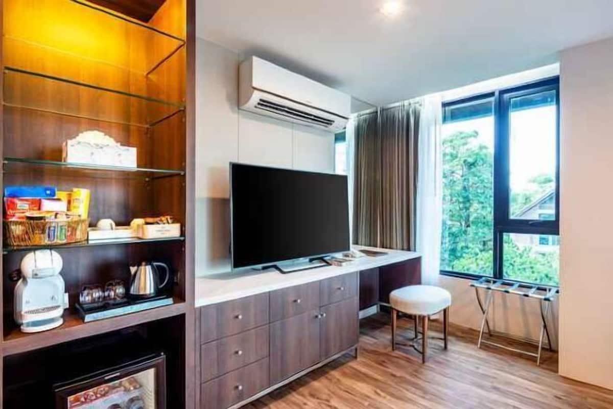 Área de estar | TV de tela plana 55 polegadas com canais a cabo, TV