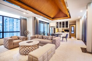 Family Villa with Private Pool | Olohuone | 55–tuumainen taulutelevisio, jossa kaapelikanavat