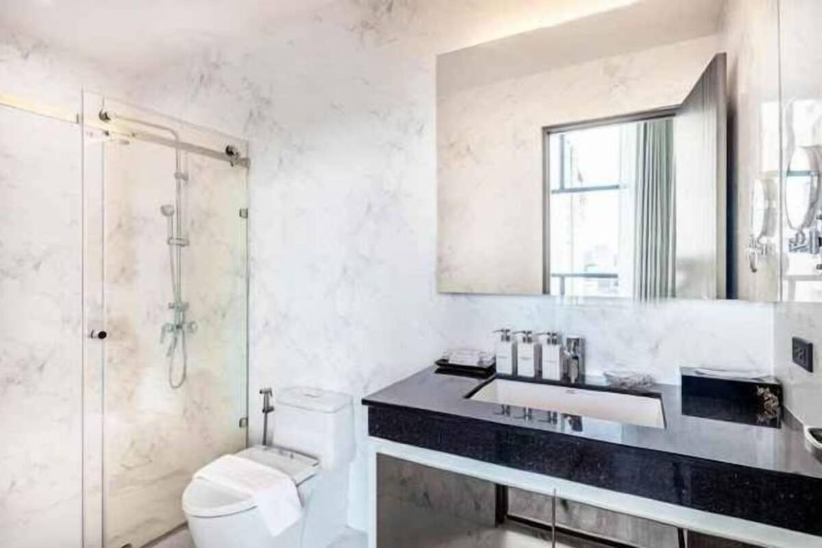 Shower, rainfall showerhead, free toiletries, hair dryer