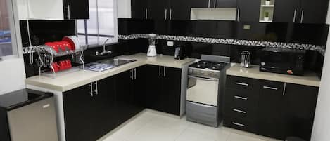Appartement Ville, 2 chambres, vue ville | Cuisine privée | Grand réfrigérateur, micro-ondes, four, plaque de cuisson