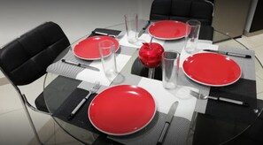 Daily cooked-to-order breakfast (PEN 3 per person)