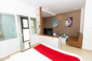 Deluxe Double Room Single Use | Minibar, individually decorated, individually furnished, desk