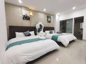 Minibar, decoración personalizada, muebles diferentes y escritorio