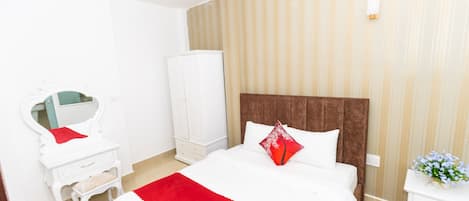Deluxe Double Room Single Use | Minibar, individually decorated, individually furnished, desk