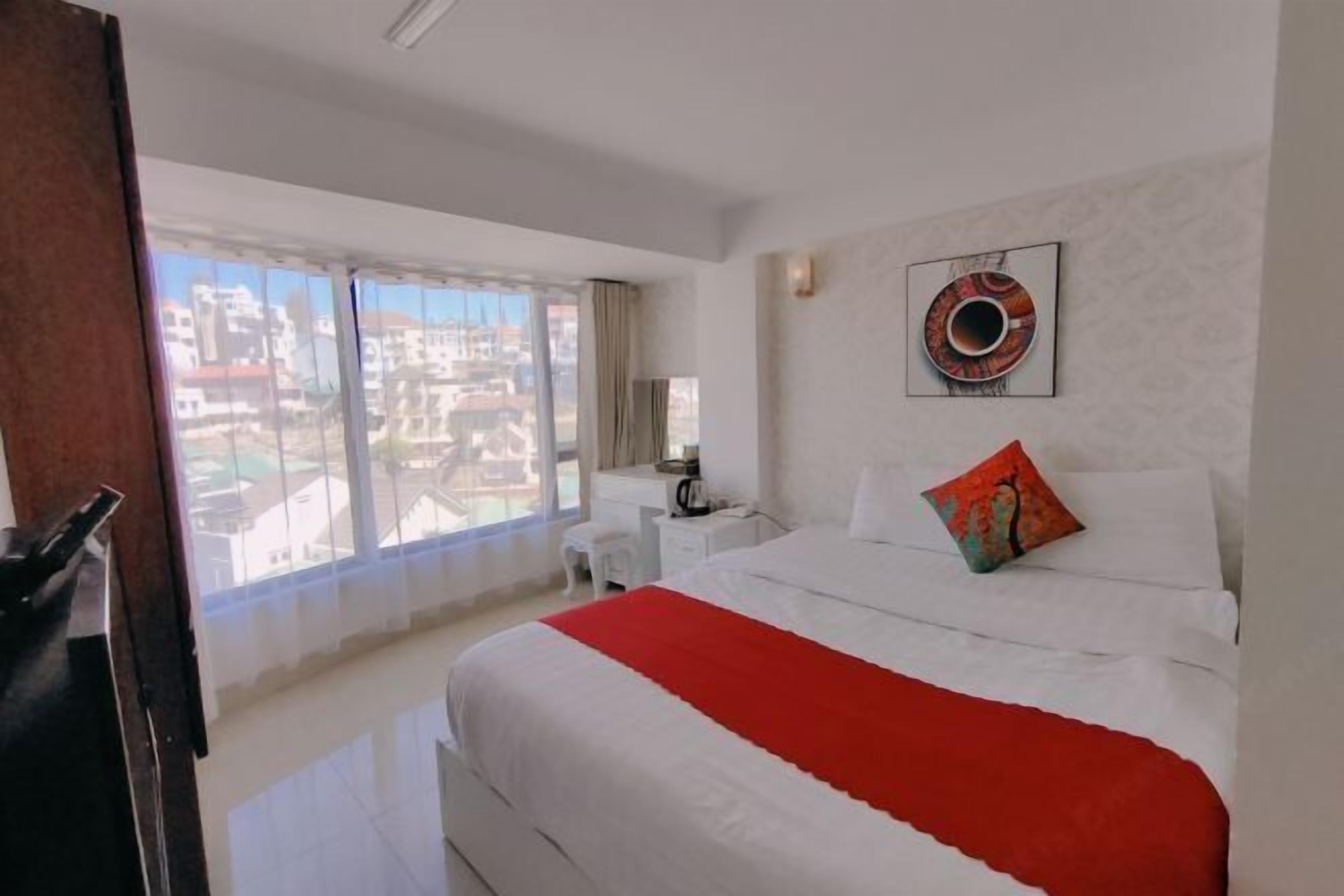 Minibar, decoración individual, mobiliario individual y escritorio