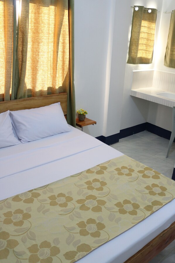 Standard-Doppelzimmer | Hochwertige Bettwaren, Schreibtisch, kostenloses WLAN, Bettwäsche