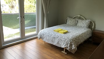 Blackout curtains, free WiFi