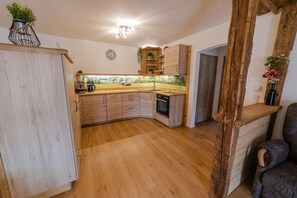 Frigorífico, microondas, horno y placa de cocina