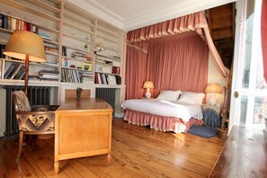 2 chambres, bureau, fer et planche à repasser, accès au Wi-Fi (inclus)