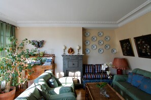 Téléviseur, foyer, livres, chaîne audio