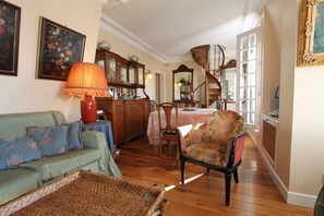 Televisio, takka, kirjoja, stereot