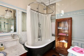 Badewanne, Haartrockner, Bidet, Handtücher