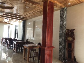 供应早餐、午餐和晚餐，地方菜