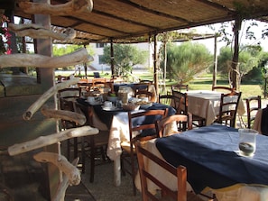 Tägliches einheimisches Frühstück (7 EUR pro Person)