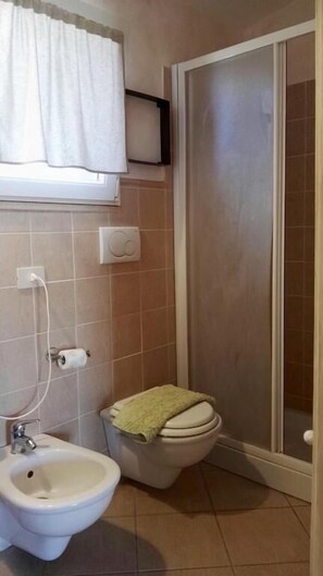 Dusche, kostenlose Toilettenartikel, Haartrockner, Bidet