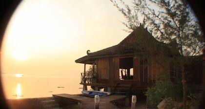 Seeterrasse Joglo - Cemara Cottage