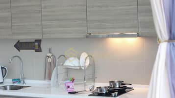 Fridge, stovetop, electric kettle, cookware/dishes/utensils