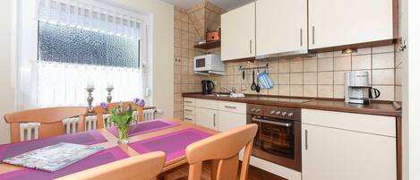 Een koelkast, een microgolfoven, een oven, een vaatwasser