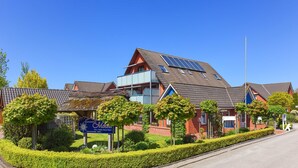 Un immeuble d’habitation portant une enseigne indiquant qu’il s’agit d’une résidence pour personnes âgées.