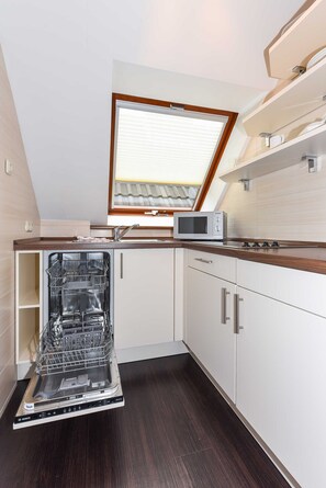 Geladeira, micro-ondas, lava-louças