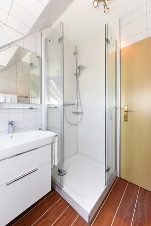 Shower, towels - Apartment 5 - House Mekki 1 (Esens)