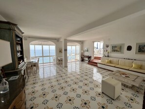 Télévision à écran plat