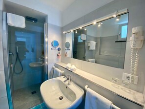 Ducha, artículos de tocador gratuitos, secador de pelo, bidet