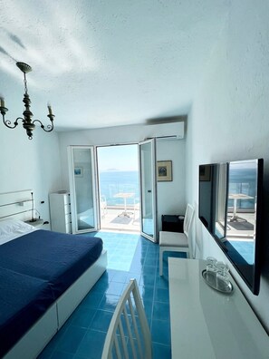 Minibar, escritorio, wifi gratis y ropa de cama 