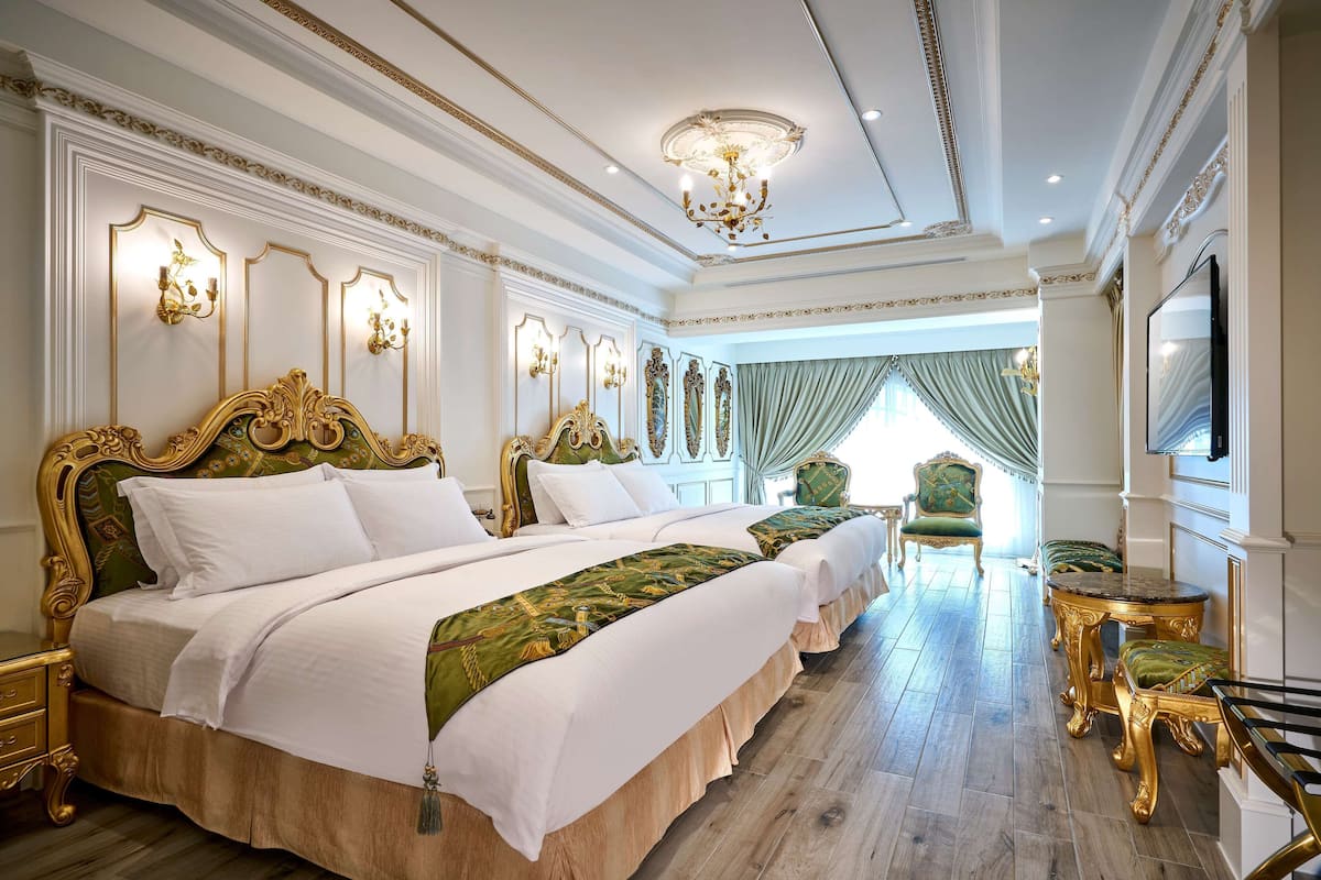 Royal vierpersoonskamer, 1 slaapkamer, niet-roken, gedeeltelijk uitzicht op meer | Luxe beddengoed, donzen dekbedden, pillowtop-bedden