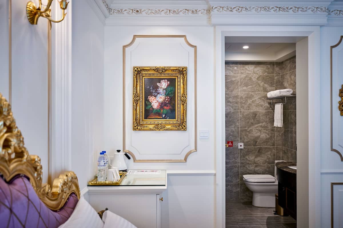 royal double room, 1 king bed, non smoking, mountain view | bathroom | shower, hydromassage showerhead, free toiletries, hair dryer