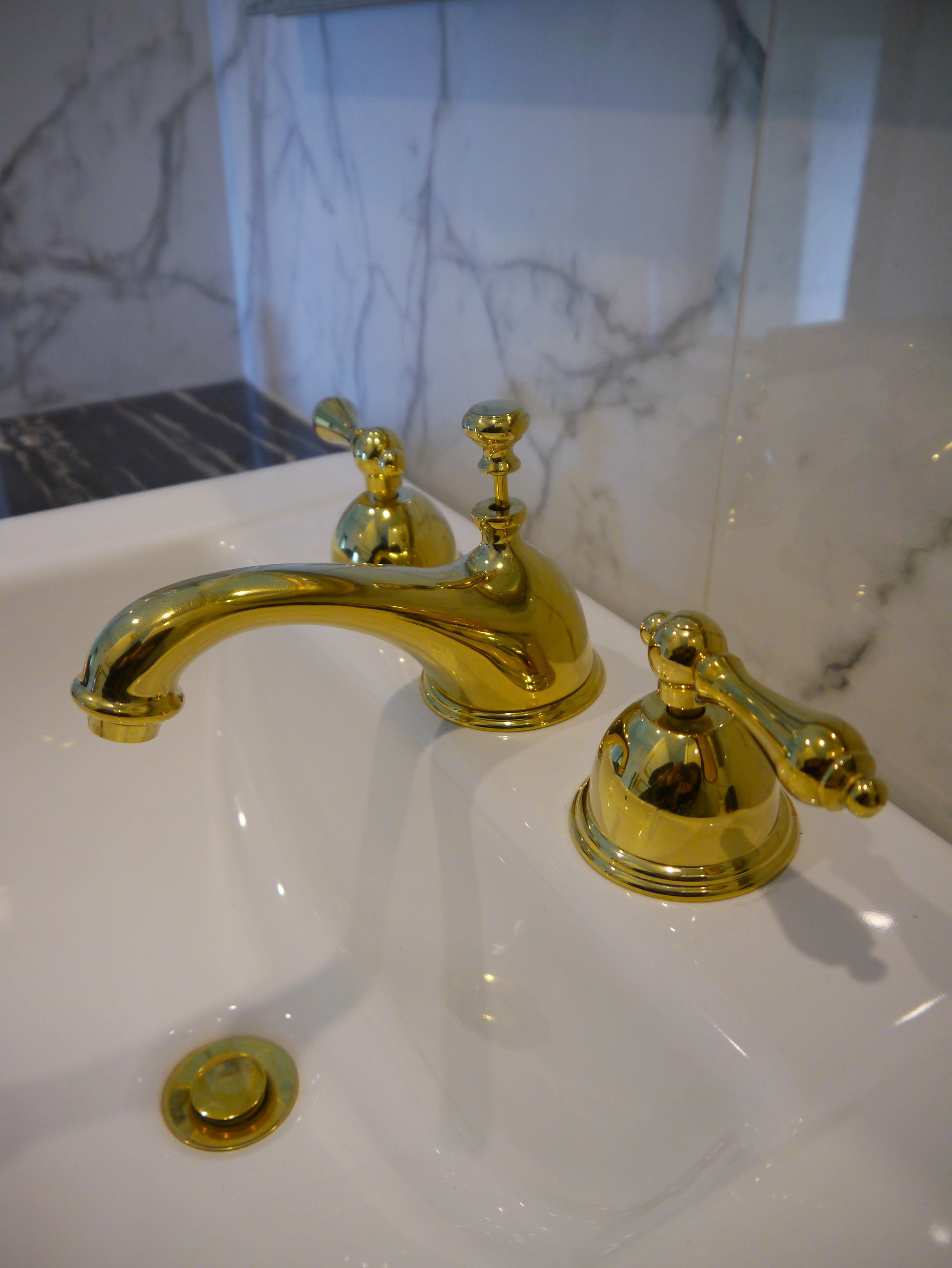 shower, hydromassage showerhead, free toiletries, hair dryer