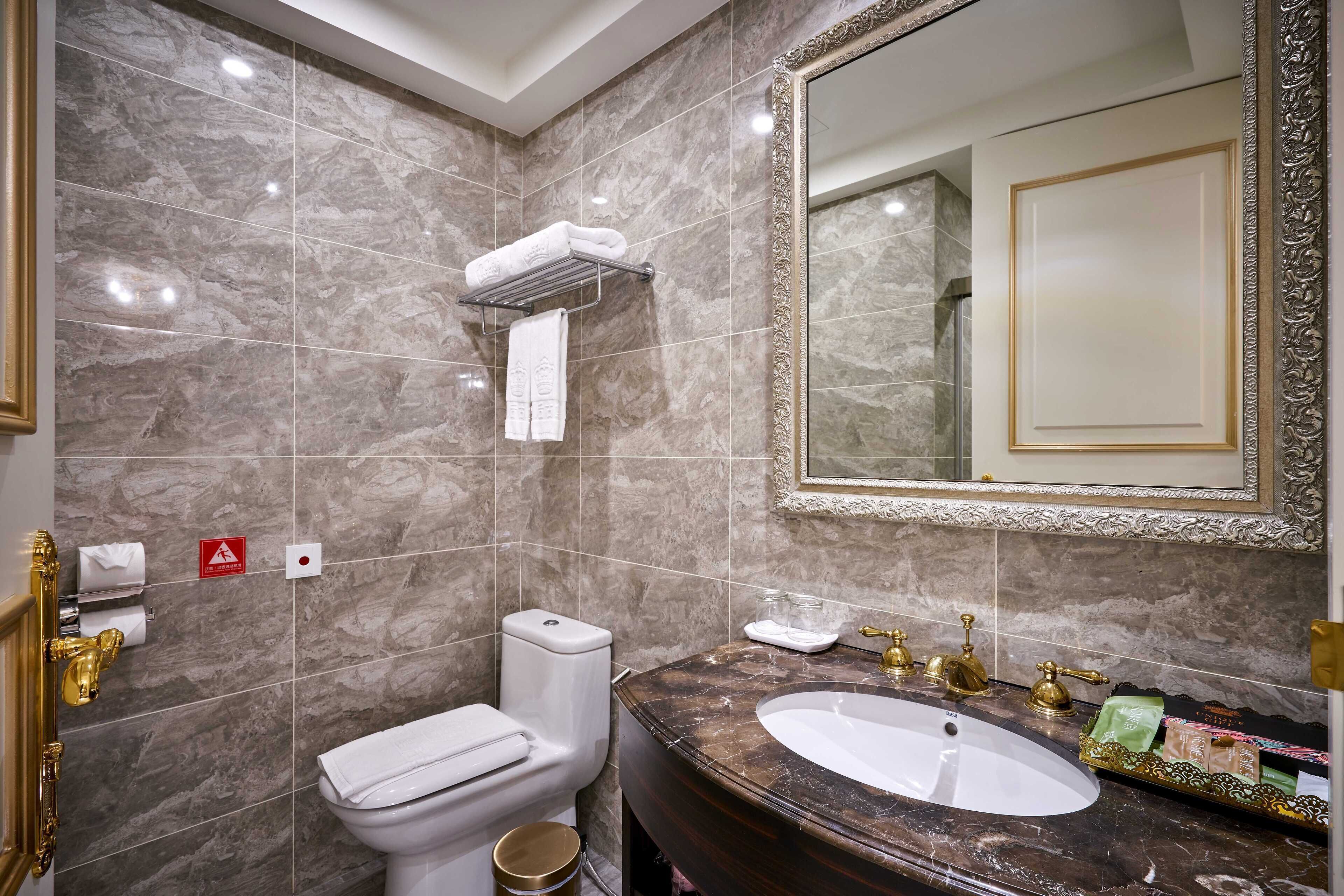 shower, hydromassage showerhead, free toiletries, hair dryer