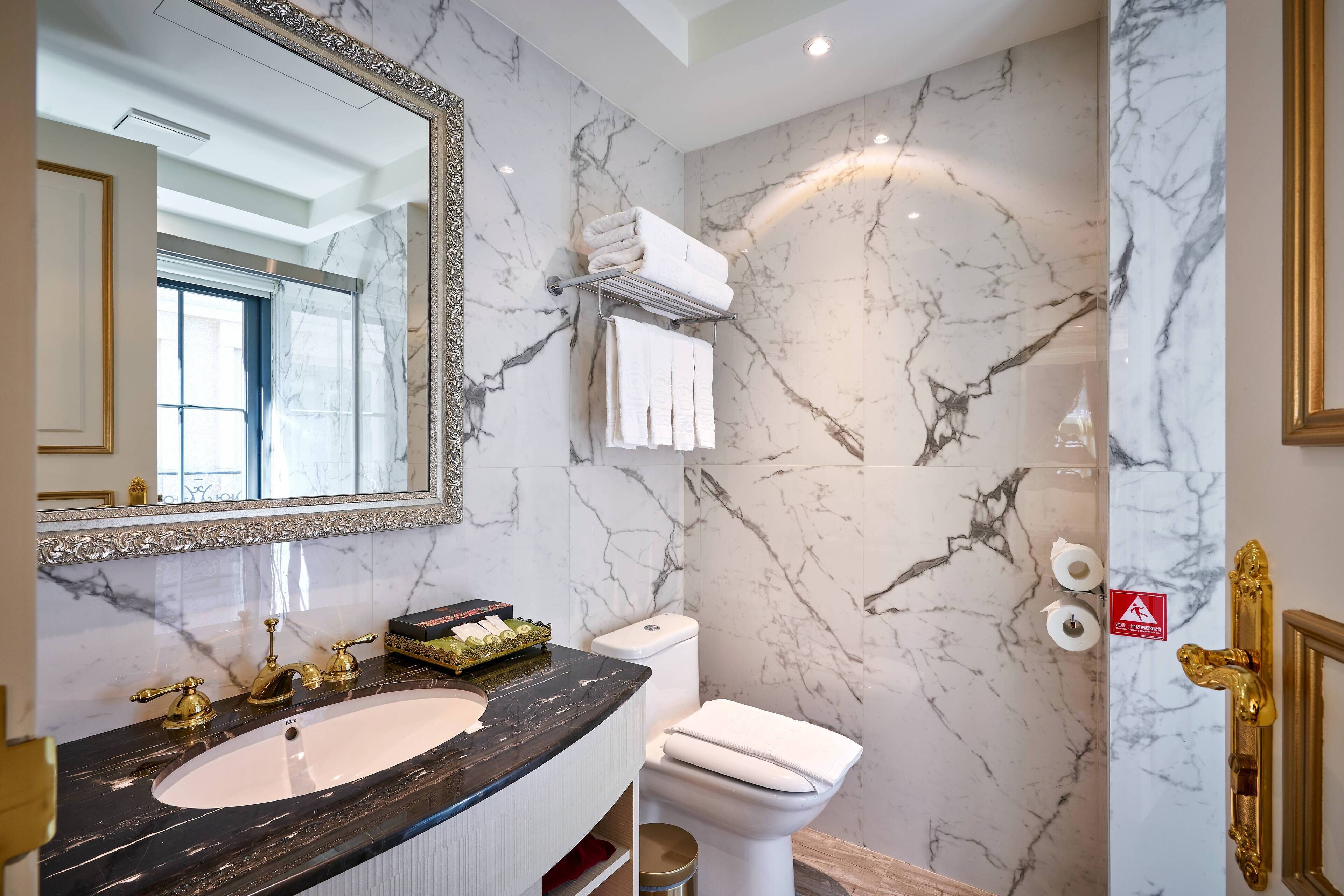 royal quadruple room, 1 bedroom, non smoking, partial lake view | bathroom | shower, hydromassage showerhead, free toiletries, hair dryer