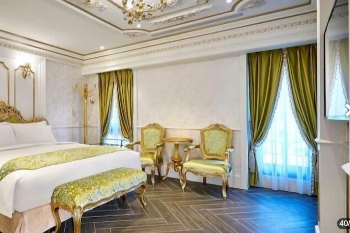 Exclusive Double Room, 1 King Bed, Non Smoking, Mountain View | Premium bedding, down comforters, pillowtop beds, individually decorated