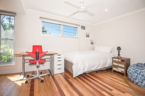 4 bedrooms, desk, iron/ironing board, free WiFi - Ocean Breeze - Sunshine Beach Family Home (Sunshine Beach)