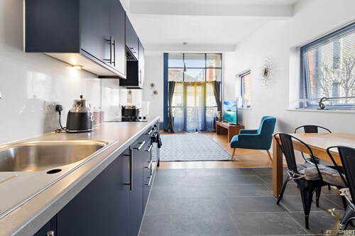 Stunning Modern Exeter Apartment w/balcony