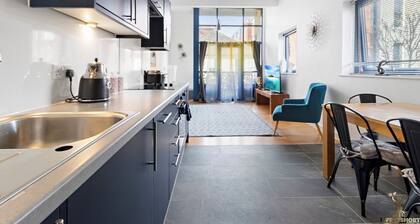 Stunning Modern Exeter Apartment w/balcony