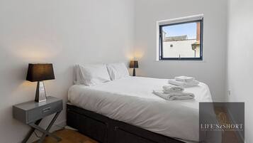 2 bedrooms, desk, iron/ironing board, WiFi