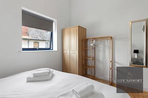 2 Schlafzimmer, Schreibtisch, Bügeleisen/Bügelbrett, WLAN