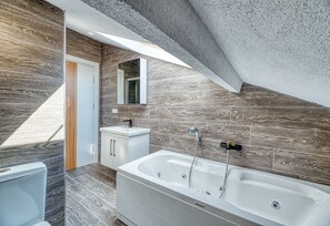 Terrace Jacuzzi Suite 41 | Tab mandi berpancutan