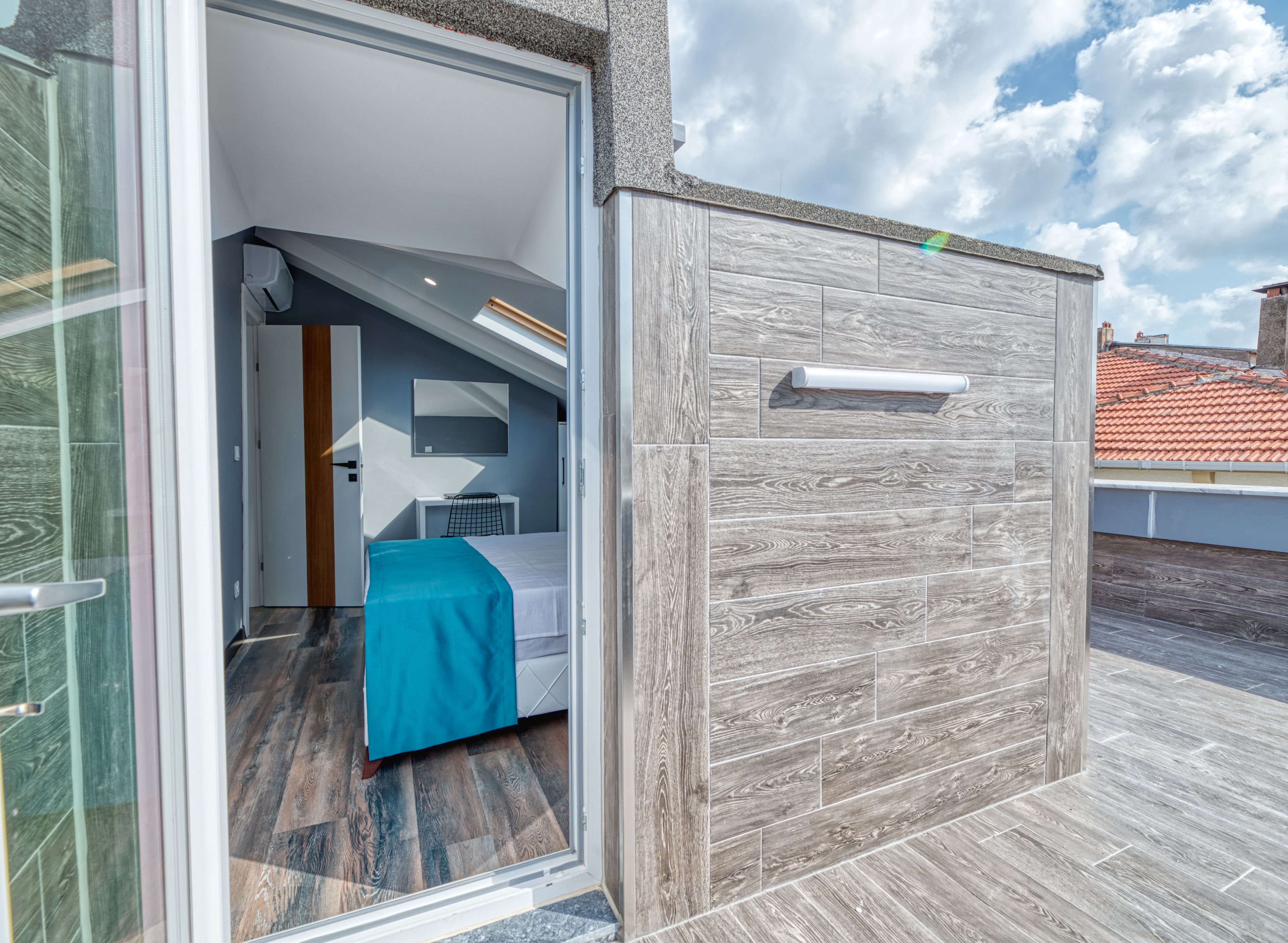 Terrace Jacuzzi Suite 41 | 1 bedroom, in-room safe, laptop workspace, soundproofing