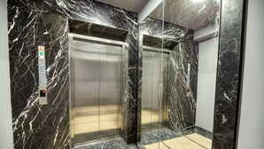 An elevator with marble walls and a digital display. - Grisverde Suites Hotel (Istanbul)
