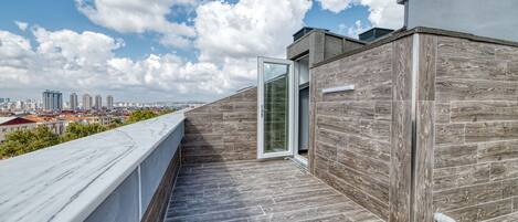Terrace Jacuzzi Suite 41 | 1 bedroom, in-room safe, laptop workspace, soundproofing