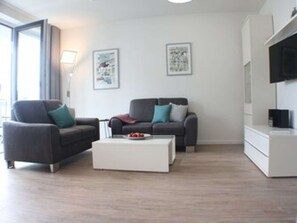 Tv, böcker och en stereo