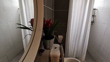 Apartament familiar, 3 dormitoris | Bany | Dutxa, capçal de dutxa tipus cascada i articles de tocador gratuïts