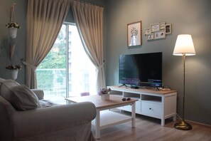 Family Apartment, 3 Bedrooms | Living room | 127-cm Smart TV with satellite channels, TV - Ethel Cozy Suite (Tanah Rata)