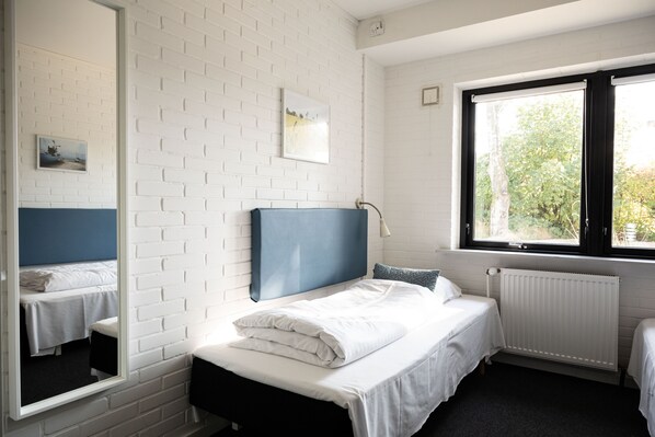 Chambre Double Économique | Espace de travail pour ordinateur portable, rideaux occultants