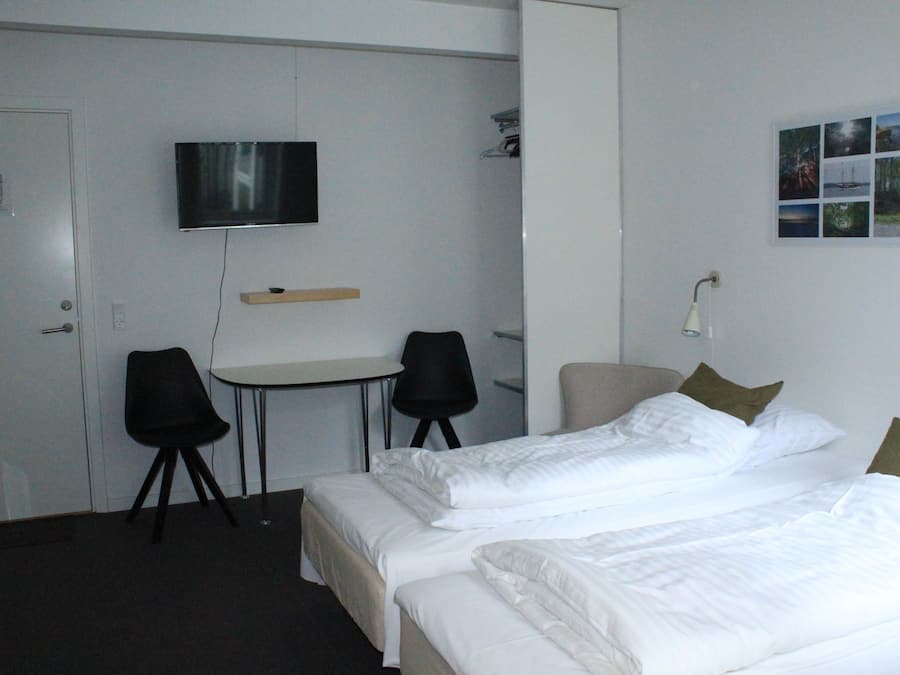 Economy tweepersoonskamer | Woonruimte | Een televisie