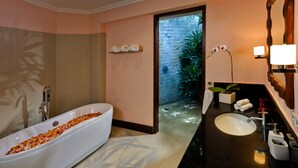 Family Villa, 5 Bedrooms, Ensuite, Pool View | Bathroom - Villa Menari Bali (Kerobokan)