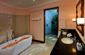 Family Villa, 5 Bedrooms, Ensuite, Pool View | Bathroom - Villa Menari Bali (Kerobokan)